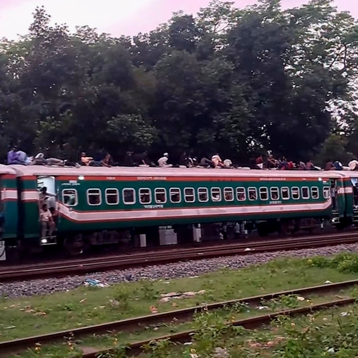 সান্তাহারে ট্রেনের ছাদ থেকে পড়ে অজ্ঞাত যুবকের মৃত্যু 